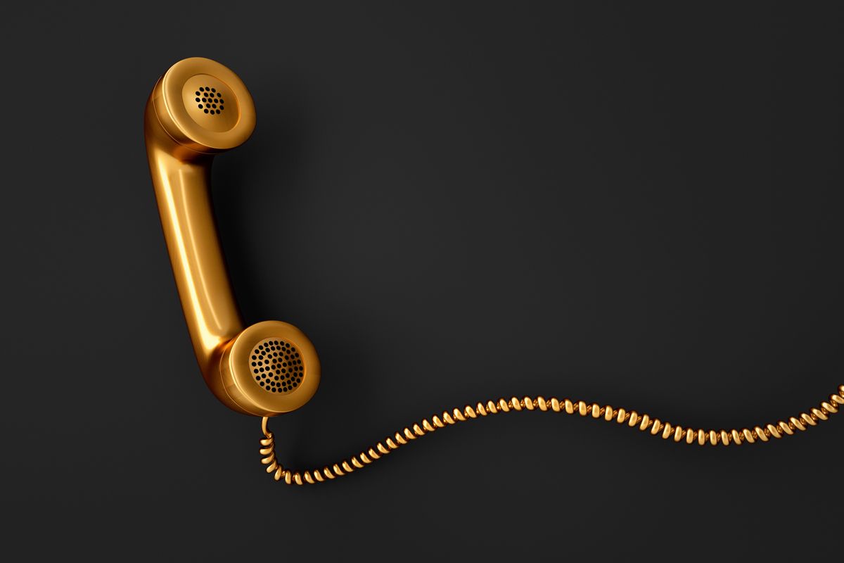 téléphone en or pour illustrer un accueil téléphonique réussi