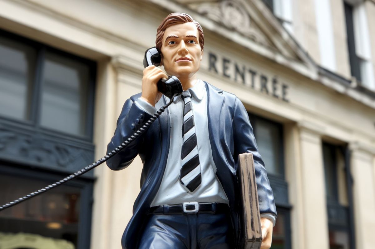 businessman qui fait sa rentrée avec son nouveau message studio low cost