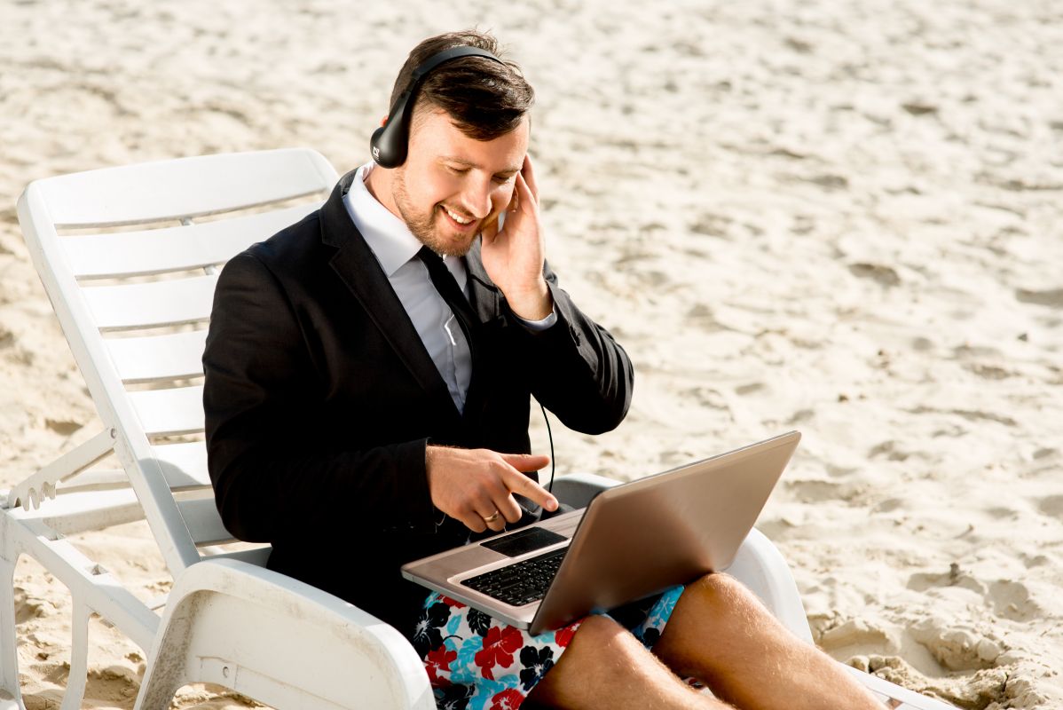 entrepreneur serein car il a un message commandé sur studio low cost